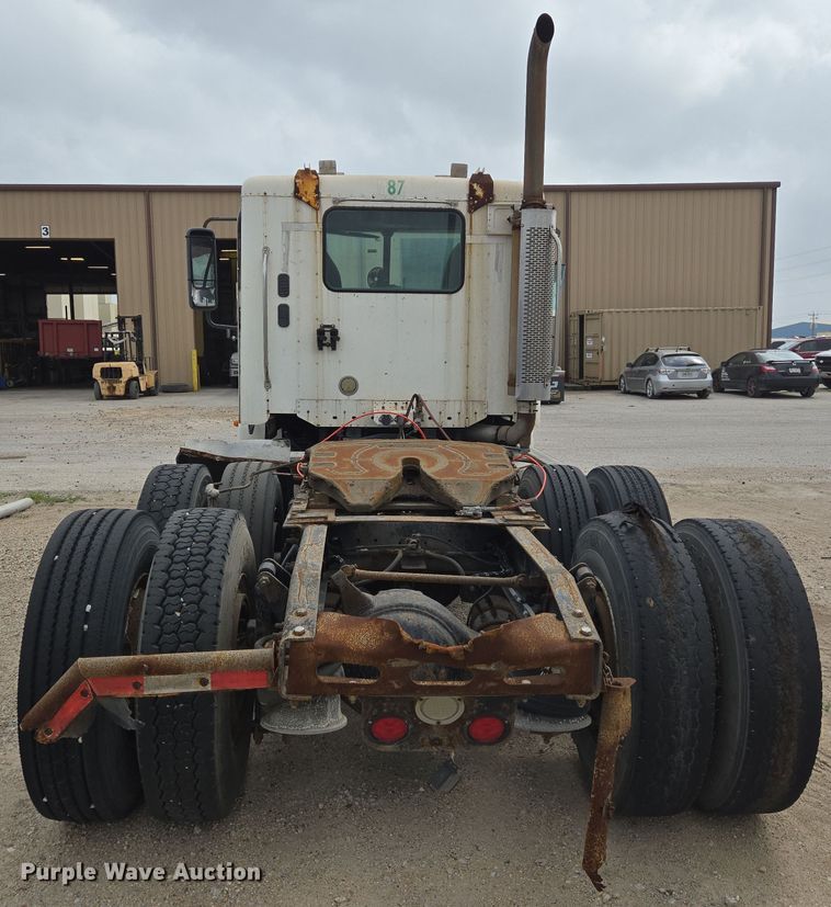 image for item DT4786 2005 Freightliner CL120 semi truck