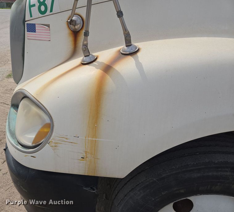 image for item DT4786 2005 Freightliner CL120 semi truck