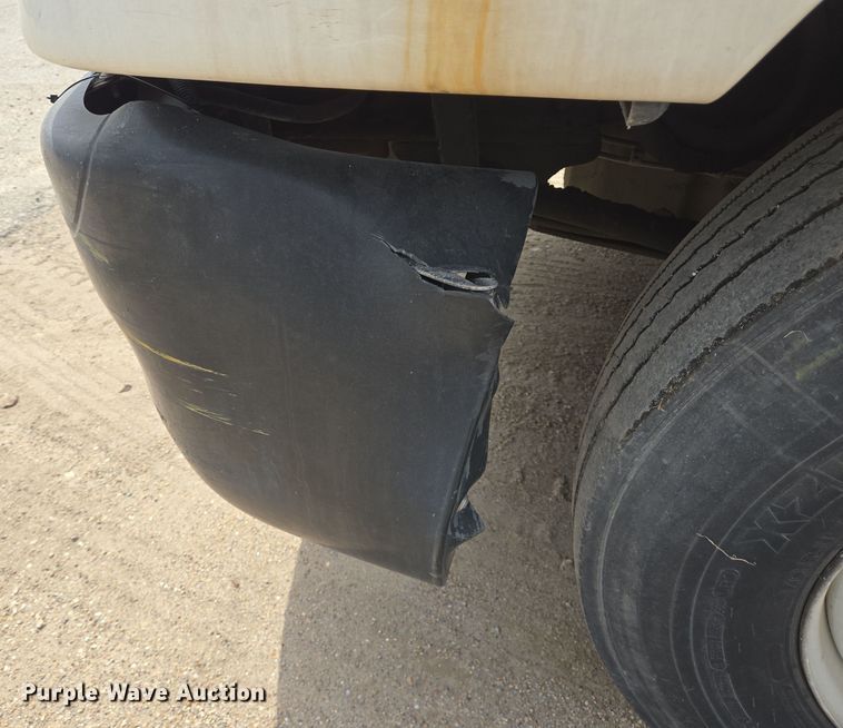 image for item DT4786 2005 Freightliner CL120 semi truck