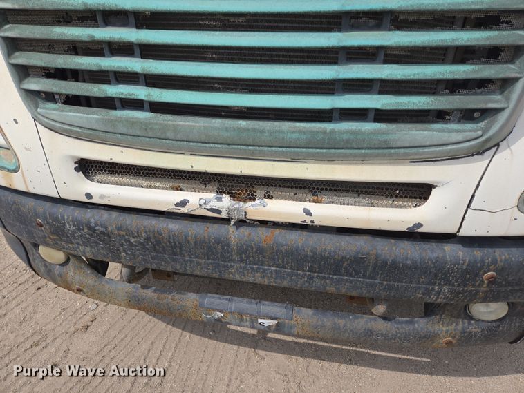 image for item DT4786 2005 Freightliner CL120 semi truck