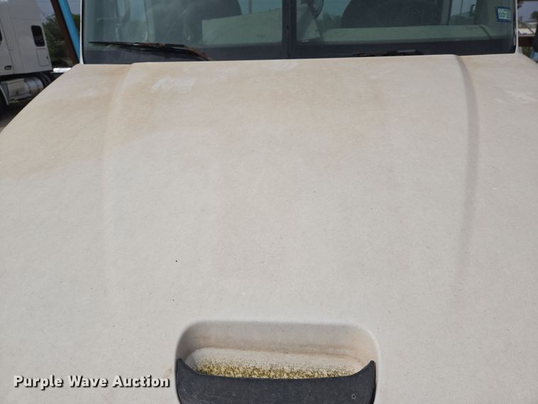 image for item DT4786 2005 Freightliner CL120 semi truck