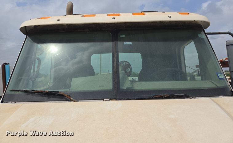 image for item DT4786 2005 Freightliner CL120 semi truck