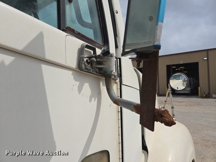 image for item DT4786 2005 Freightliner CL120 semi truck