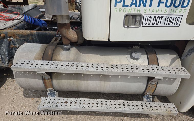 image for item DT4786 2005 Freightliner CL120 semi truck