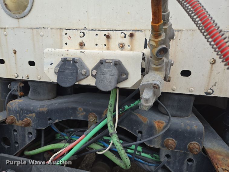 image for item DT4786 2005 Freightliner CL120 semi truck