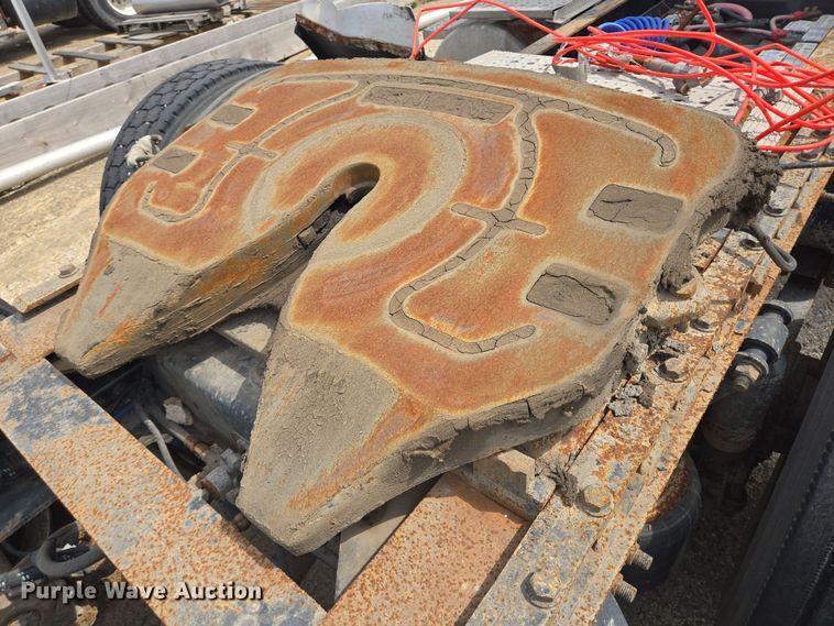 image for item DT4786 2005 Freightliner CL120 semi truck