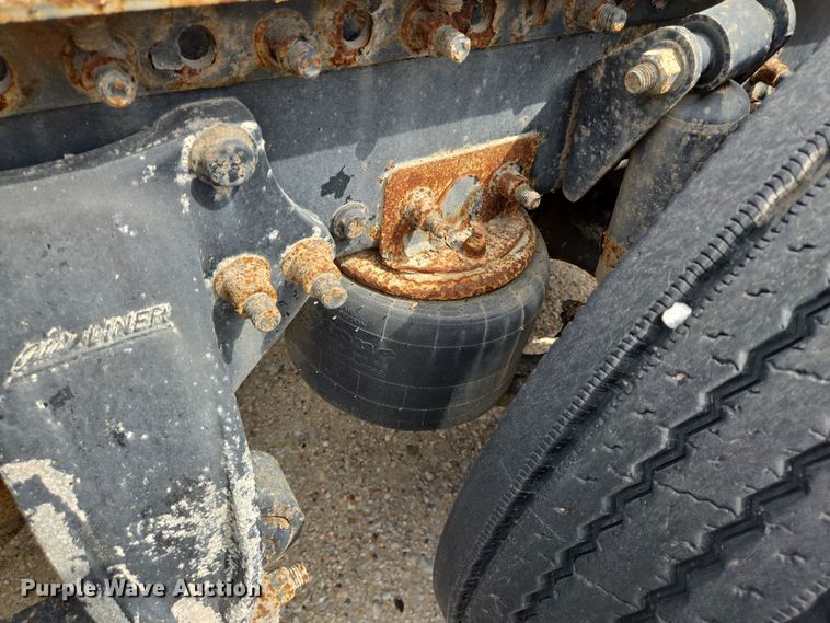 image for item DT4786 2005 Freightliner CL120 semi truck