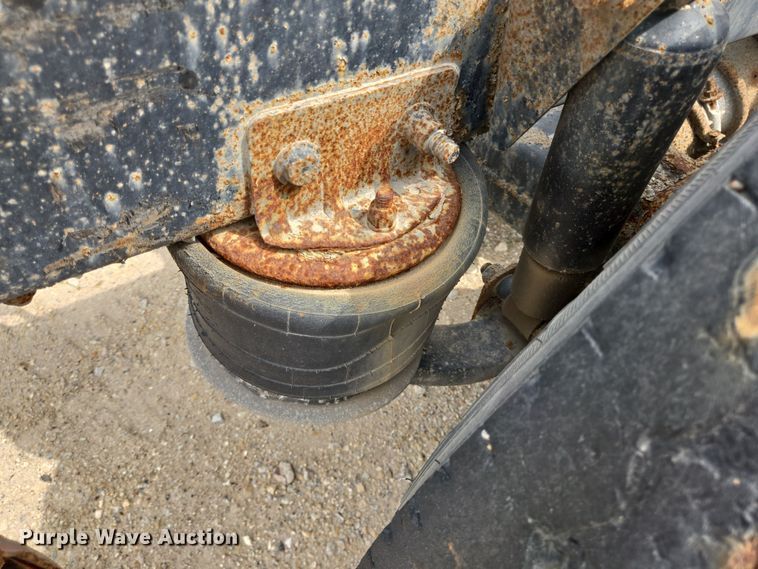 image for item DT4786 2005 Freightliner CL120 semi truck