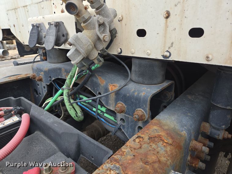 image for item DT4786 2005 Freightliner CL120 semi truck