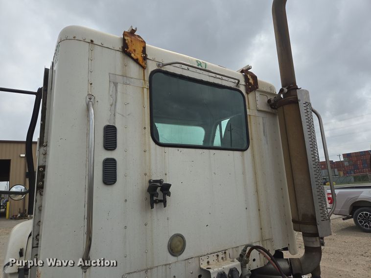 image for item DT4786 2005 Freightliner CL120 semi truck