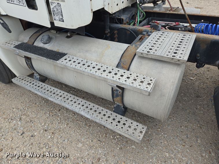 image for item DT4786 2005 Freightliner CL120 semi truck