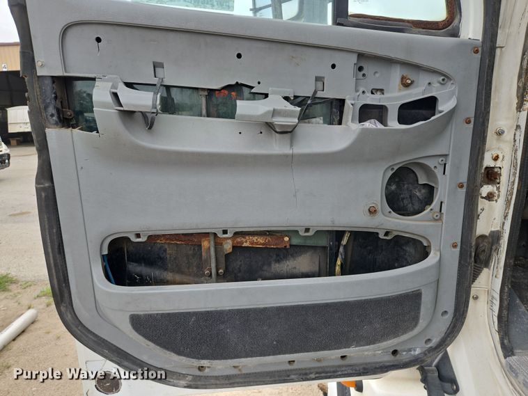 image for item DT4786 2005 Freightliner CL120 semi truck