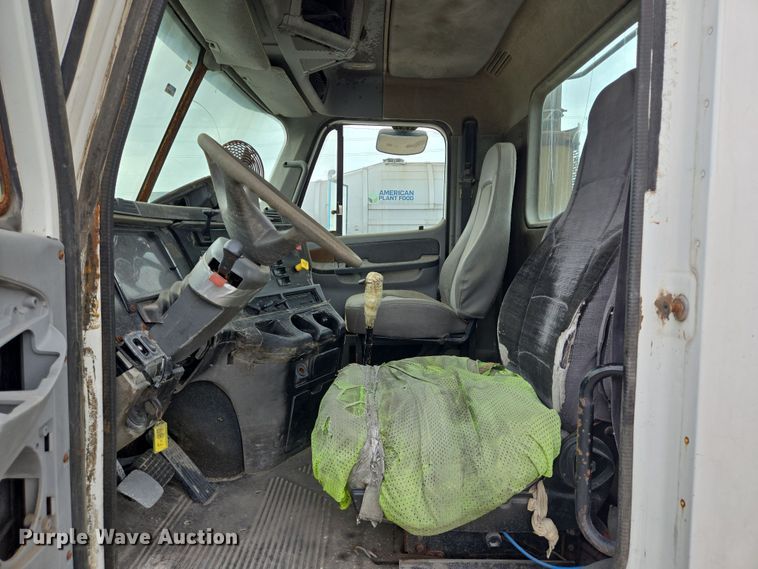 image for item DT4786 2005 Freightliner CL120 semi truck