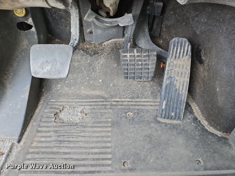 image for item DT4786 2005 Freightliner CL120 semi truck