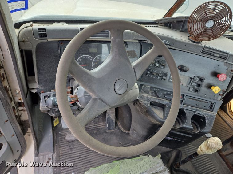 image for item DT4786 2005 Freightliner CL120 semi truck