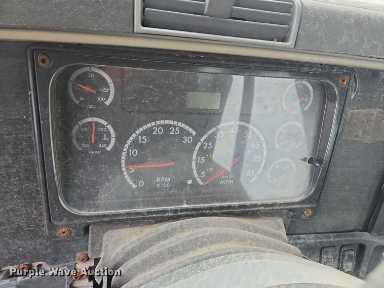 image for item DT4786 2005 Freightliner CL120 semi truck