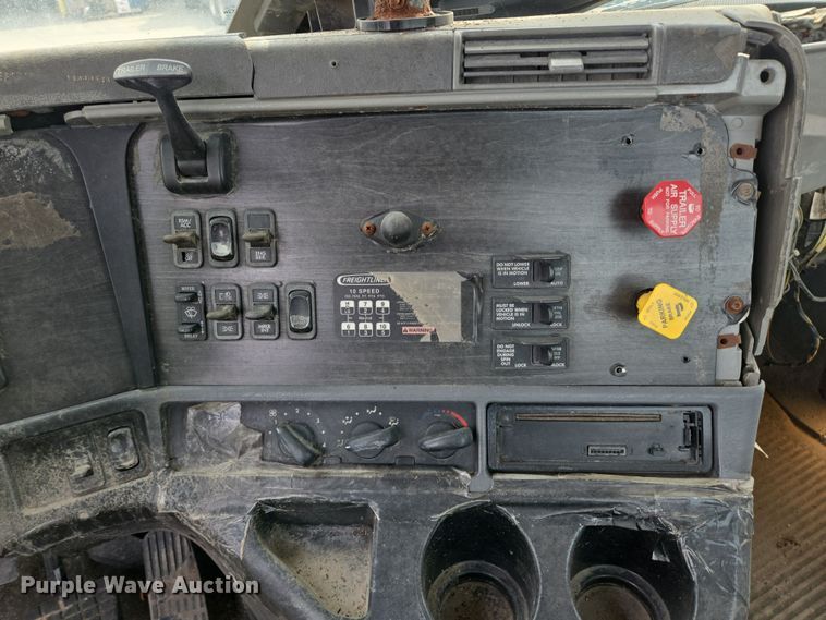 image for item DT4786 2005 Freightliner CL120 semi truck