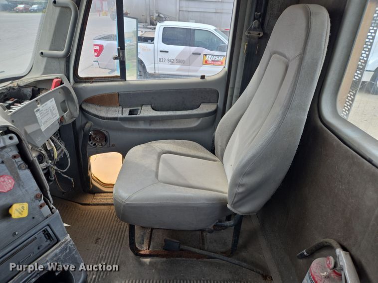 image for item DT4786 2005 Freightliner CL120 semi truck