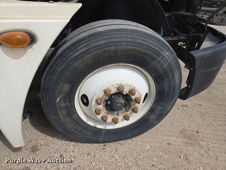 image for item DT4786 2005 Freightliner CL120 semi truck