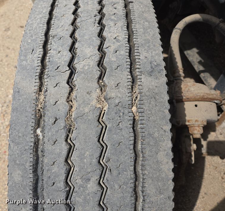 image for item DT4786 2005 Freightliner CL120 semi truck