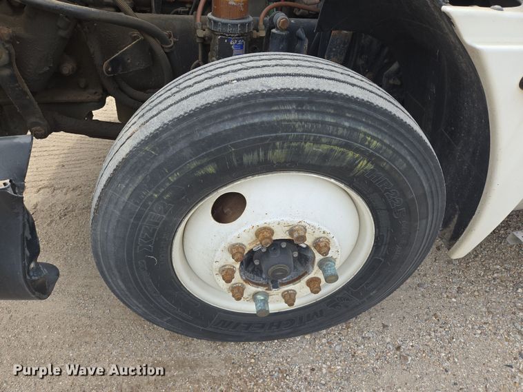 image for item DT4786 2005 Freightliner CL120 semi truck