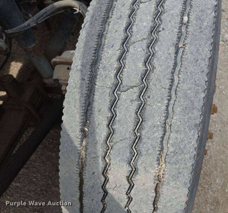 image for item DT4786 2005 Freightliner CL120 semi truck