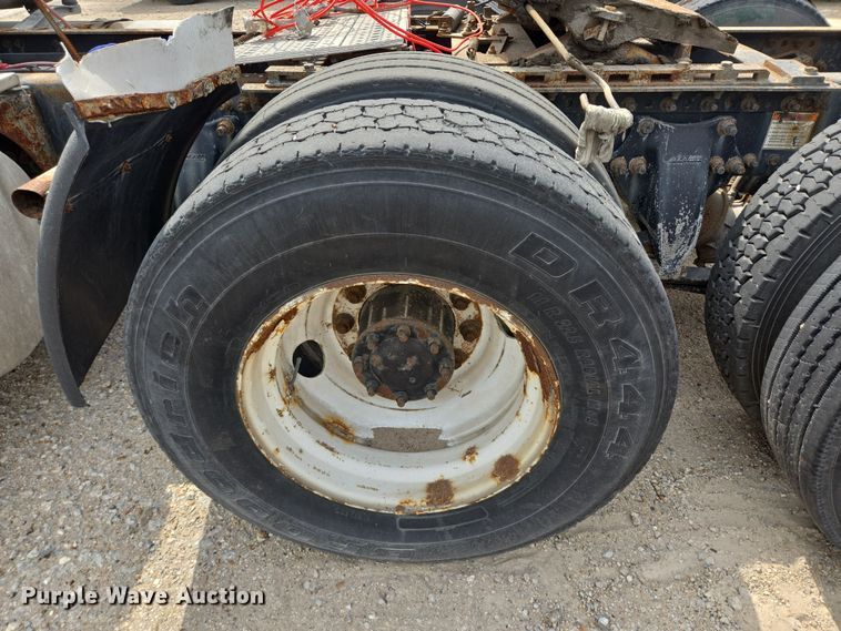 image for item DT4786 2005 Freightliner CL120 semi truck