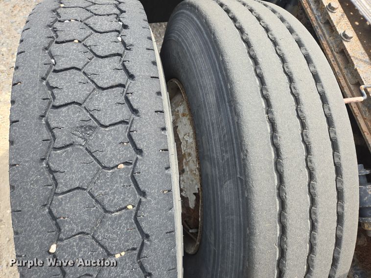 image for item DT4786 2005 Freightliner CL120 semi truck