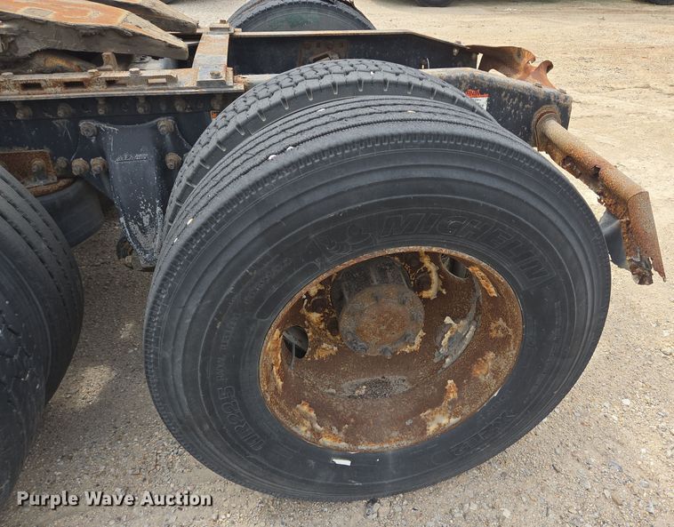 image for item DT4786 2005 Freightliner CL120 semi truck