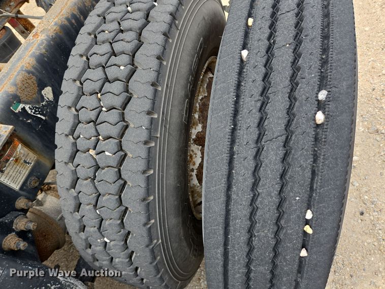 image for item DT4786 2005 Freightliner CL120 semi truck