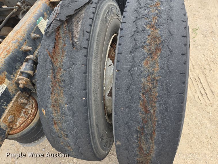 image for item DT4786 2005 Freightliner CL120 semi truck