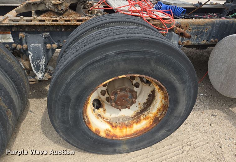 image for item DT4786 2005 Freightliner CL120 semi truck