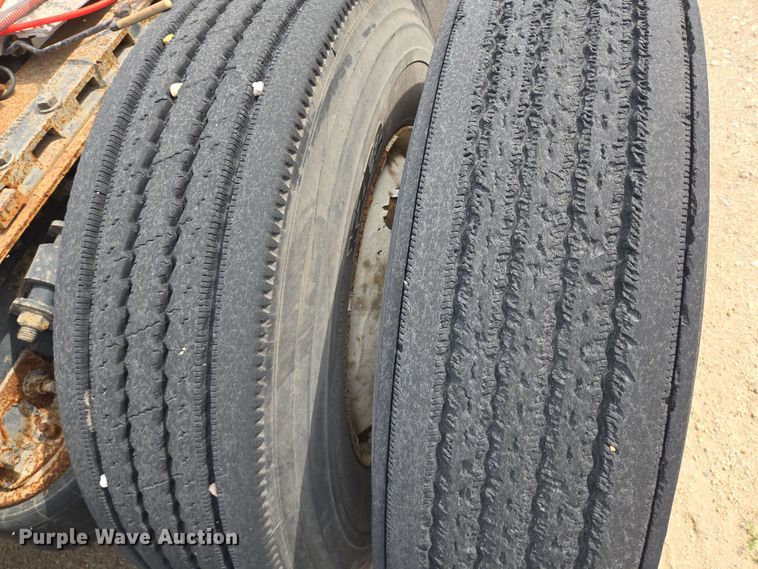 image for item DT4786 2005 Freightliner CL120 semi truck