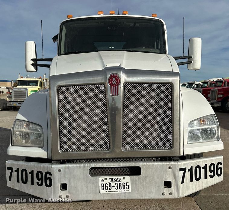 image for item DT6515 2018 Kenworth T880 semi truck