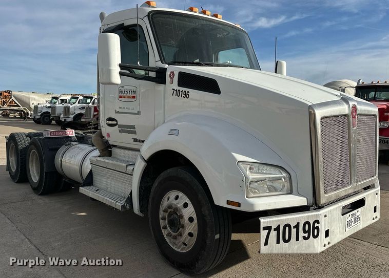 image for item DT6515 2018 Kenworth T880 semi truck