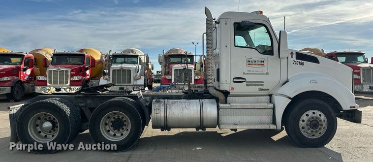 image for item DT6515 2018 Kenworth T880 semi truck