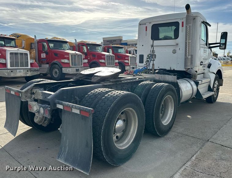 image for item DT6515 2018 Kenworth T880 semi truck