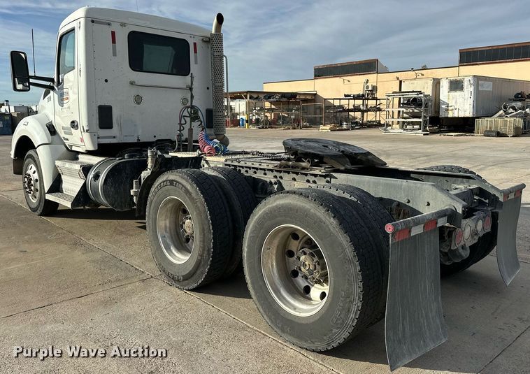 image for item DT6515 2018 Kenworth T880 semi truck