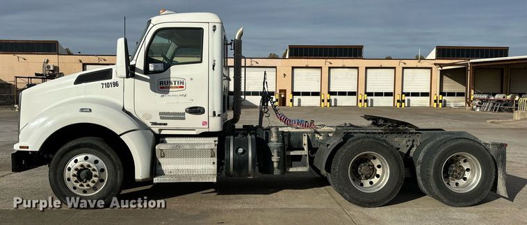 image for item DT6515 2018 Kenworth T880 semi truck