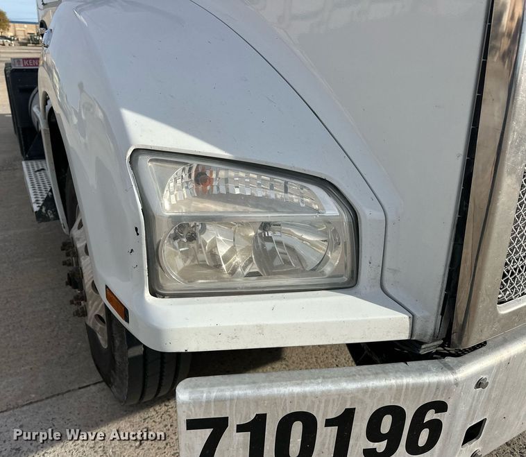 image for item DT6515 2018 Kenworth T880 semi truck