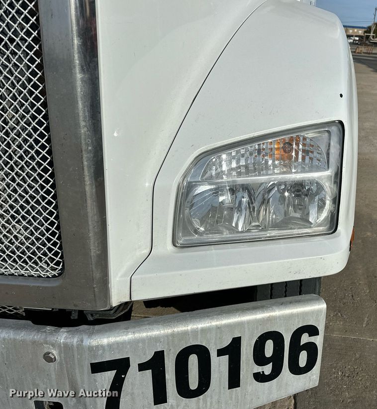 image for item DT6515 2018 Kenworth T880 semi truck