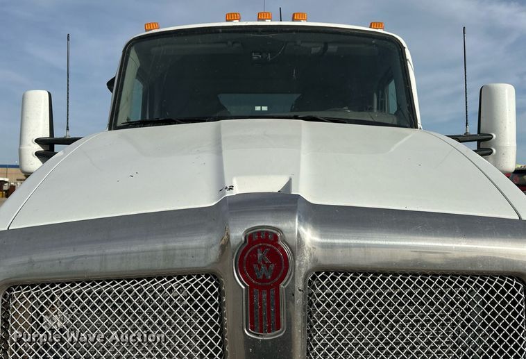 image for item DT6515 2018 Kenworth T880 semi truck
