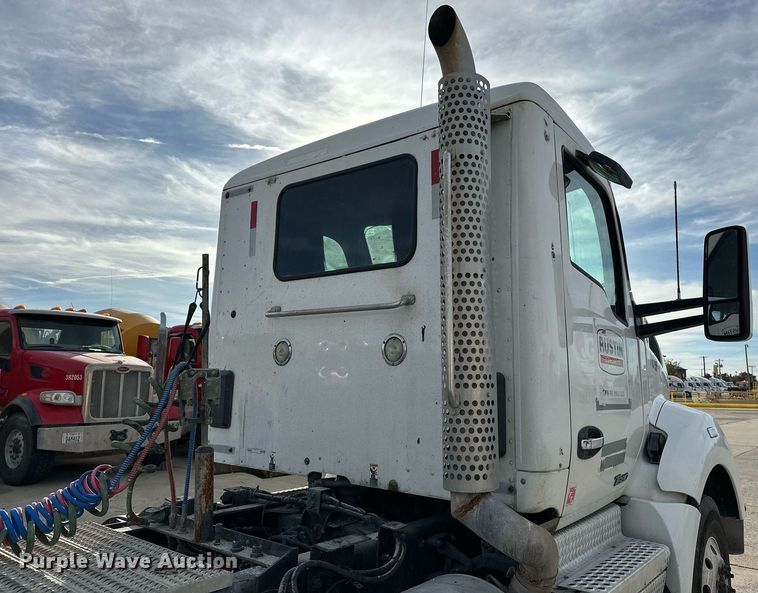 image for item DT6515 2018 Kenworth T880 semi truck
