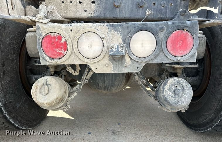 image for item DT6515 2018 Kenworth T880 semi truck