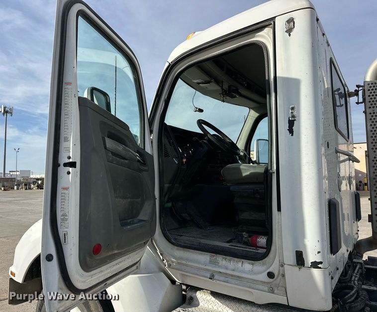 image for item DT6515 2018 Kenworth T880 semi truck