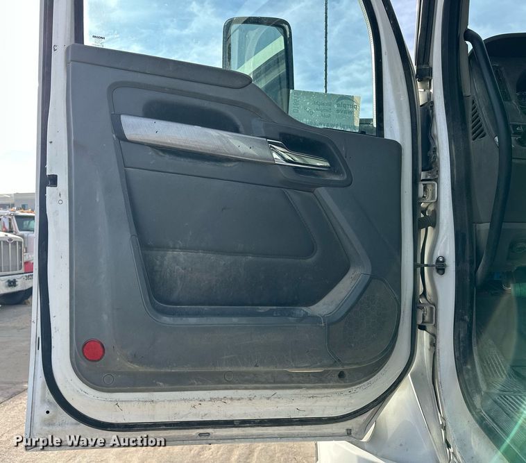 image for item DT6515 2018 Kenworth T880 semi truck