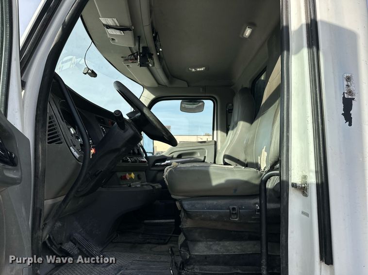 image for item DT6515 2018 Kenworth T880 semi truck