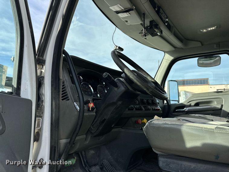 image for item DT6515 2018 Kenworth T880 semi truck