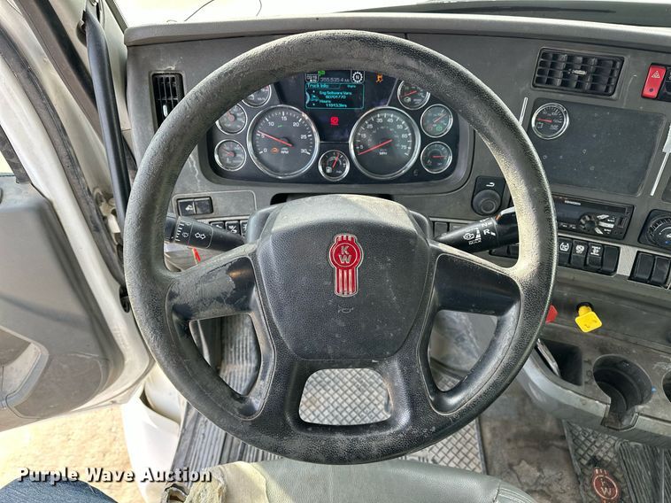 image for item DT6515 2018 Kenworth T880 semi truck