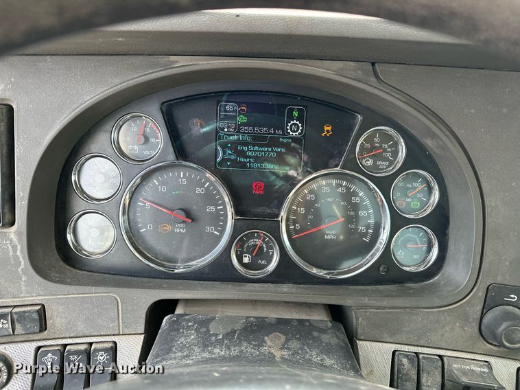 image for item DT6515 2018 Kenworth T880 semi truck